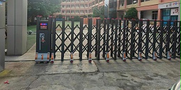 人员混杂难管控？伸缩门定制，筑牢工地安全第一道防线