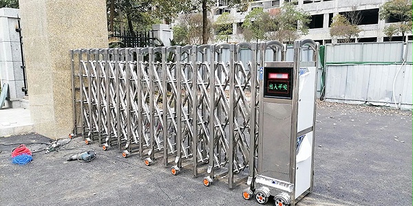 捷鹰科技助力眉山公安局安装两个6米对开伸缩门