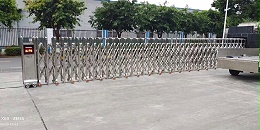 放学高峰不再怕！这款电动伸缩门如何守住校园第一道防线？