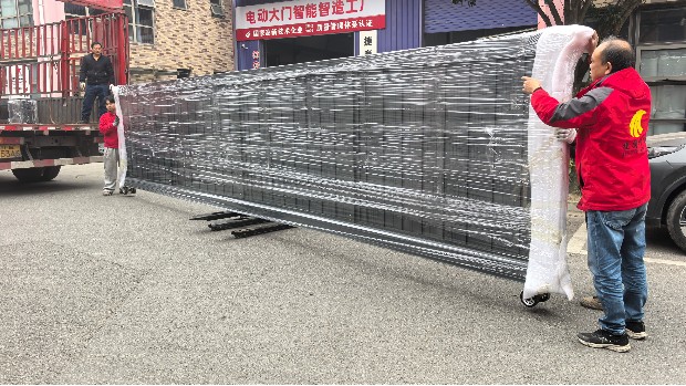 巴塘县铝合金直线门发货啦！