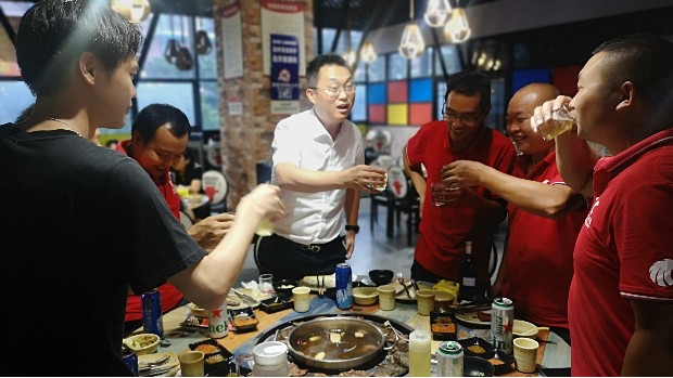 成都电动伸缩门生产厂家七月聚餐