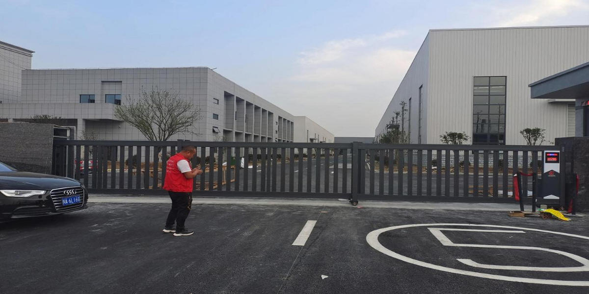 邛崃瑞欣鑫铜业与捷鹰科技携手合作安装16米断滑门+小门